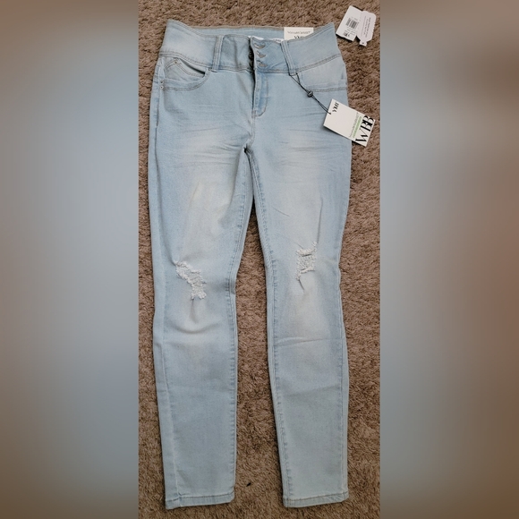 YMI's Junior Women's Mid-Rise 3-Button Wannabettabutt Skinny Jeans - Picture 6 of 7